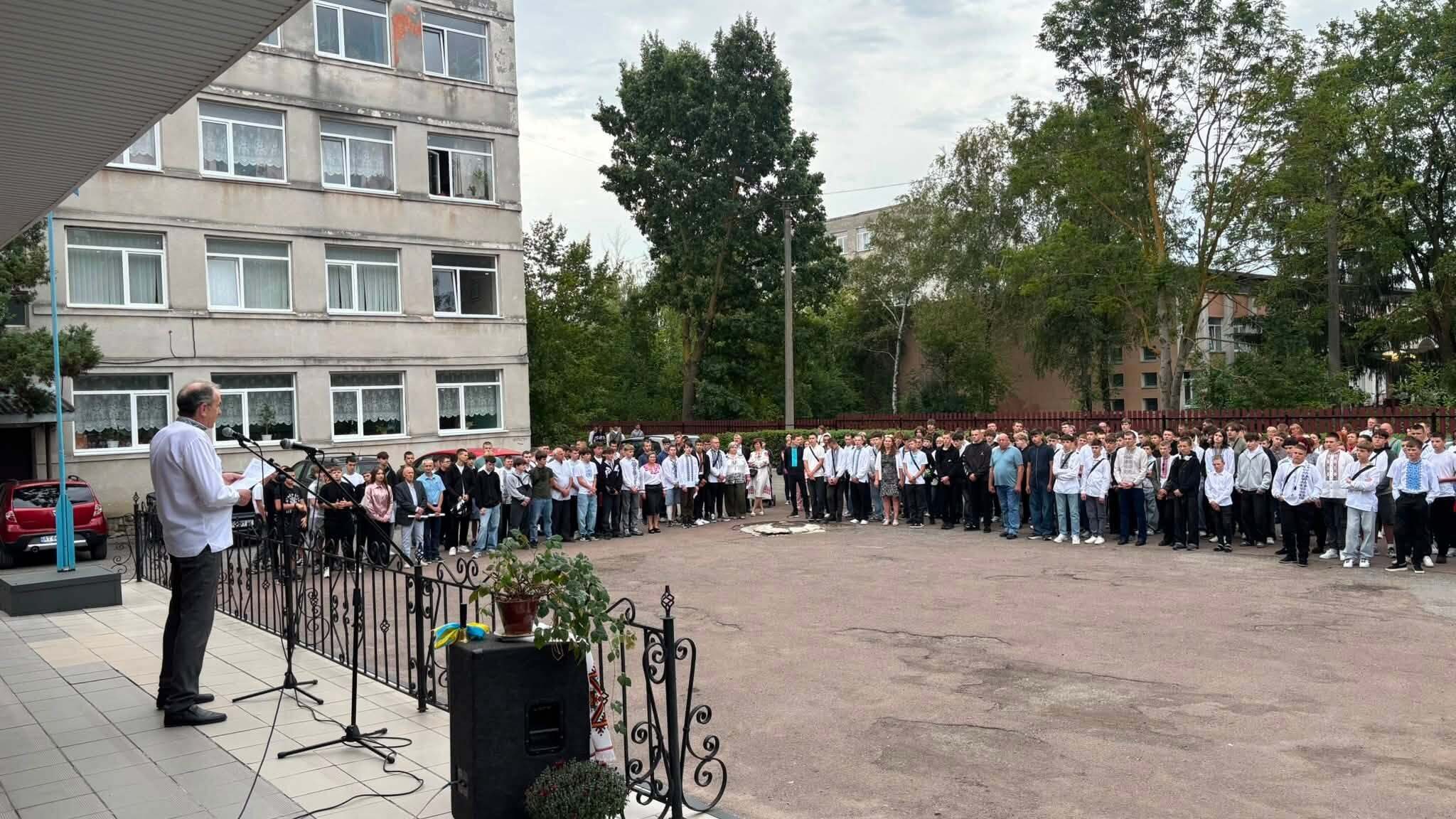 Урочиста лінійка з нагоди Дня знань